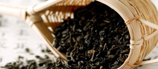 Un infuso di tè nero, contenente flavonoidi