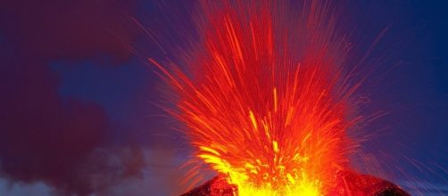 Vulcano durante una attività di eruzione