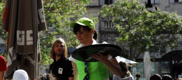 Bar de Ordes busca una camarera "un poco puta" Bar de Ordes busca una camarera "un poco puta"