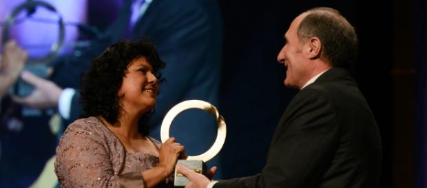 Berta Cáceres alla premiazione per le sue attività Berta Cáceres alla premiazione per le sue attività