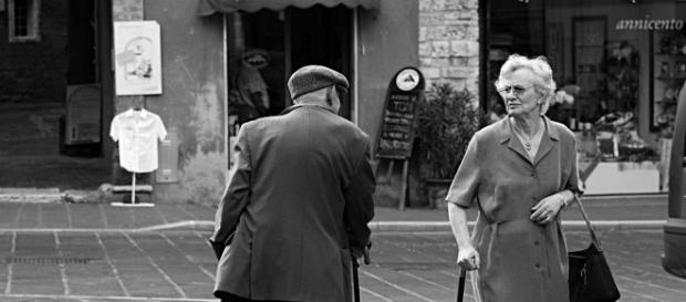 foto che ritrae due persone anziane foto che ritrae due persone anziane