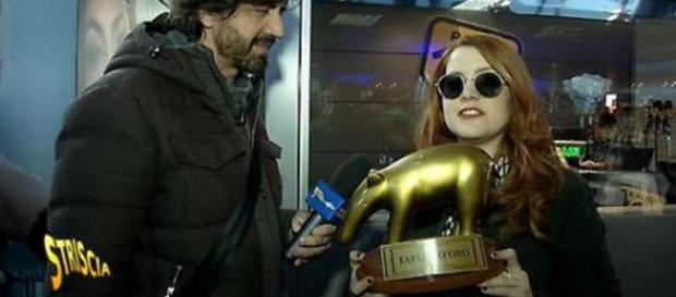 Il momento della consegna del Tapiro Il momento della consegna del Tapiro