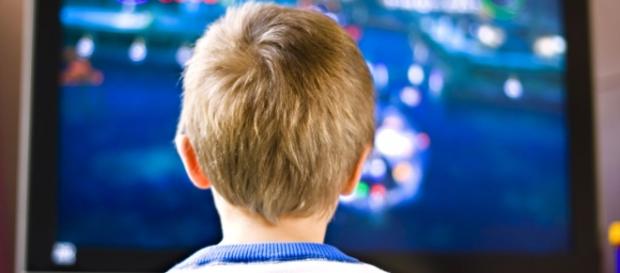 Niño sentado frente al televisor Niño sentado frente al televisor