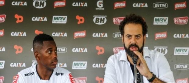 Robinho chega e veste a camisa do Atlético MG. Robinho chega e veste a camisa do Atlético MG.