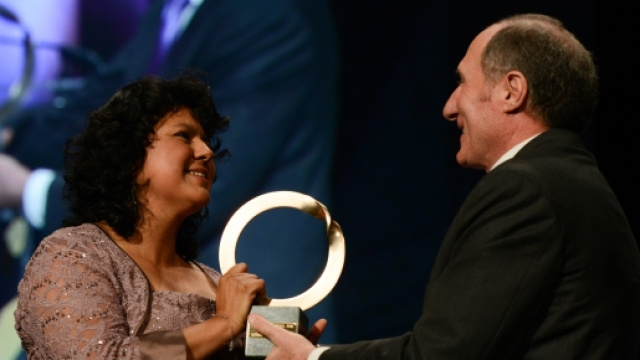 Berta C&aacute;ceres alla premiazione per le sue attivit&agrave;