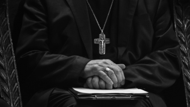 Come si pone la Chiesa verso i preti pedofili?