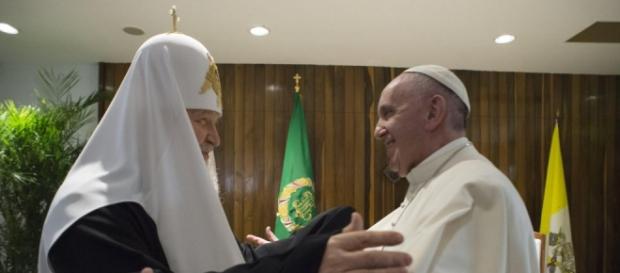 il Papa abbraccia Kirill all'Avana il Papa abbraccia Kirill all'Avana