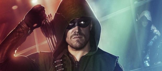 Oliver Queen nelle vesti di Arrow Oliver Queen nelle vesti di Arrow