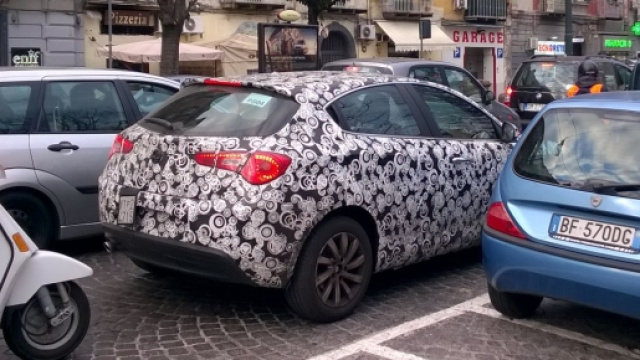 Foto spia scattata a Napoli della nuova Giulietta