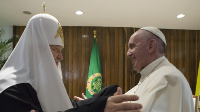 il Papa abbraccia Kirill all'Avana
