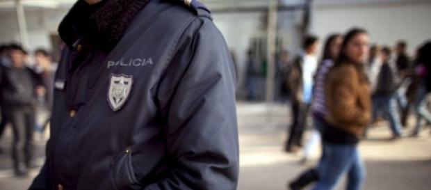Agentes da PSP sempre pela ordem e pela pátria Agentes da PSP sempre pela ordem e pela pátria