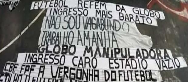 Algumas faixas da torcida do Corinthians. Algumas faixas da torcida do Corinthians.