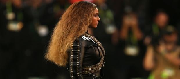 Beyoncé canta no intervalo do Super Bowl. Beyoncé canta no intervalo do Super Bowl.