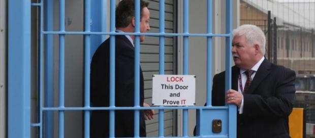 David Cameron vizitând o închisoare David Cameron vizitând o închisoare