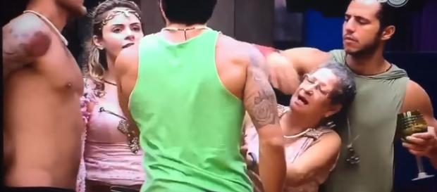 Renan agride Dona Geralda no BBB 16 Renan agride Dona Geralda no BBB 16