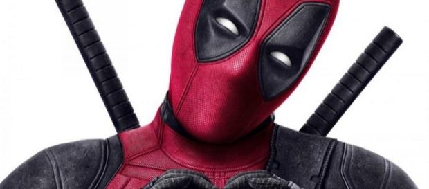 Deadpool en su traje rojo y negro Deadpool en su traje rojo y negro