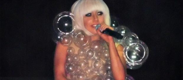 Lady Gaga, doppio omaggio a David Bowie Lady Gaga, doppio omaggio a David Bowie