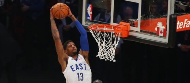 Paul George pegando ponte aérea de Dwyane Wade Paul George pegando ponte aérea de Dwyane Wade