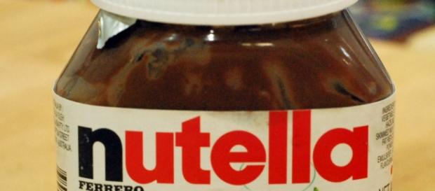 Un barattolo della crema di cioccolato e nocciole Un barattolo della crema di cioccolato e nocciole