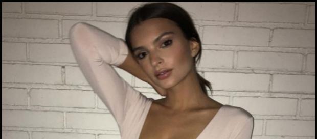 La Ratajkowsi fa impazzire i social con una foto La Ratajkowsi fa impazzire i social con una foto