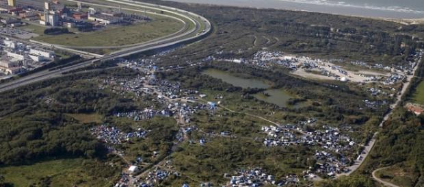 Orașul Calais(stânga) și ”Jungla” în dreapta Orașul Calais(stânga) și ”Jungla” în dreapta