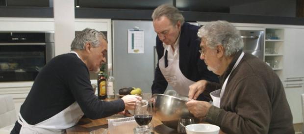 Plácido Domingo y Bertín Osborne cocinando. Plácido Domingo y Bertín Osborne cocinando.