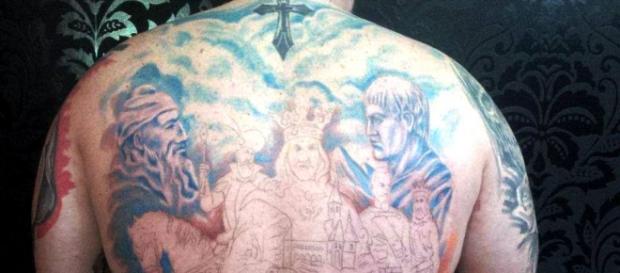 Și-a tatuat pe spate istoria neamului românesc Și-a tatuat pe spate istoria neamului românesc