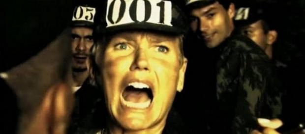 Xuxa leva tapa na cara na Record - Foto/Repr Xuxa leva tapa na cara na Record - Foto/Repr