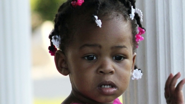 Bambina piccola che necessita di accoglienza