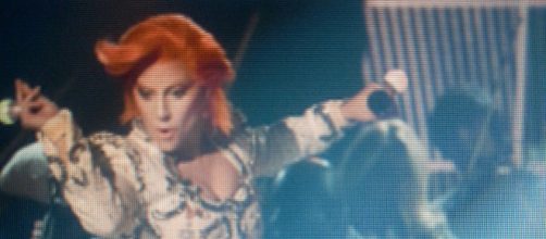 Lady Gaga durante il tributo a Bowie ai Grammy.