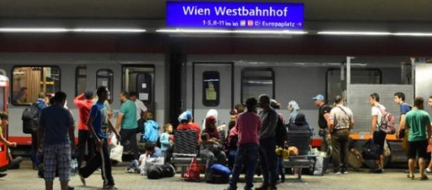 Imigranți într-o gară din Viena( Austria) Imigranți într-o gară din Viena( Austria)