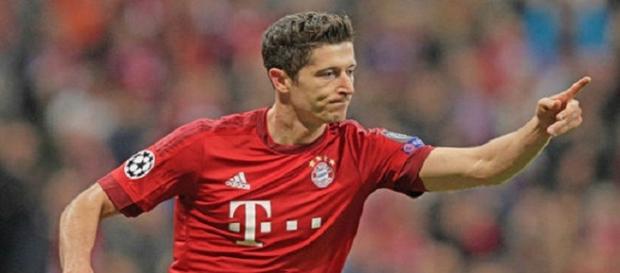Lewandowski bije w tym sezonie rekord za rekordem. Lewandowski bije w tym sezonie rekord za rekordem.