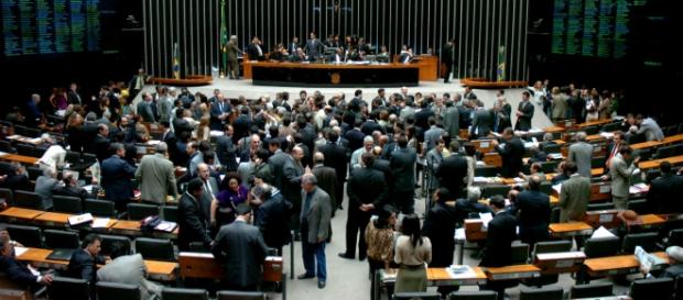Manhã começa agitada com manifestações Manhã começa agitada com manifestações