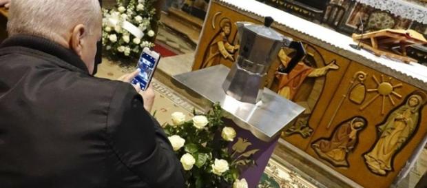 Moka davanti altare con ceneri Renato Bialetti Moka davanti altare con ceneri Renato Bialetti