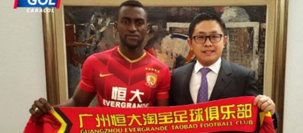 Jackson Martinez con el presidente del Guangzhou. Jackson Martinez con el presidente del Guangzhou.