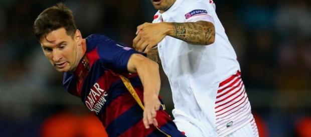 Messi disputa un balón en la Supercopa de Europa Messi disputa un balón en la Supercopa de Europa