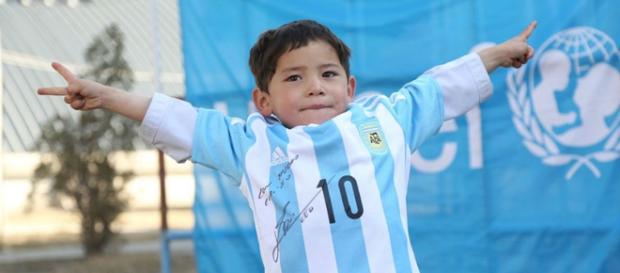 Messi regala dos camisetas a Murtaza Messi regala dos camisetas a Murtaza