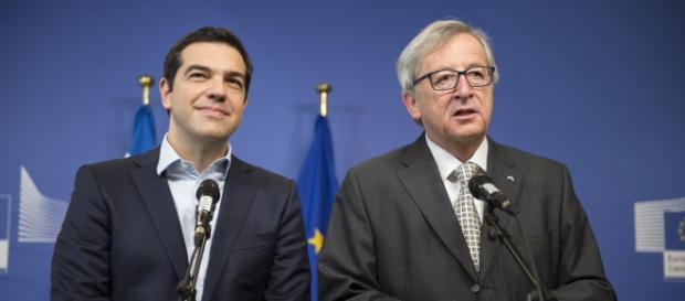 Tsipras e Juncker in una conferenza stampa Tsipras e Juncker in una conferenza stampa