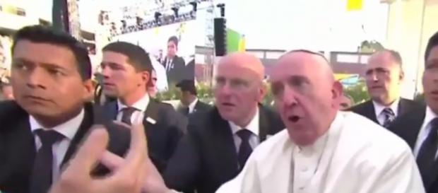 Un Papa molesto regaña a un feligrés Un Papa molesto regaña a un feligrés
