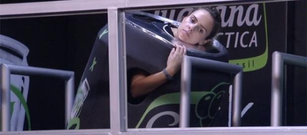 Ana passa mal e desiste da prova (Reprodução) Ana passa mal e desiste da prova (Reprodução)