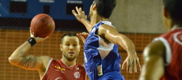 Caio Torres pivô do Paulistano com a bola. Caio Torres pivô do Paulistano com a bola.