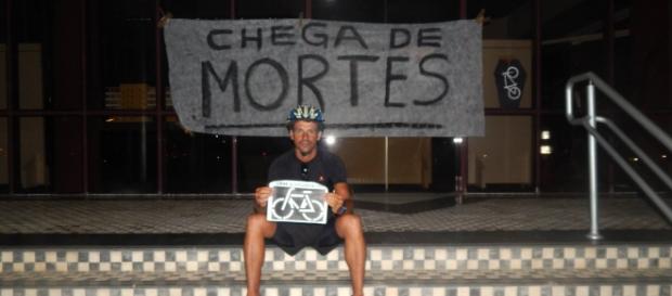 Ciclistas protestam no Centro Administrativo de SC Ciclistas protestam no Centro Administrativo de SC