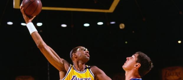Kareem Abdul-Jabbar realizando sua cesta de gancho Kareem Abdul-Jabbar realizando sua cesta de gancho
