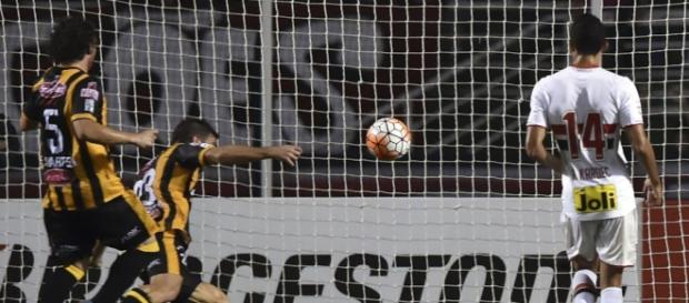 Momento do gol de Alonso, do The Strongest Momento do gol de Alonso, do The Strongest