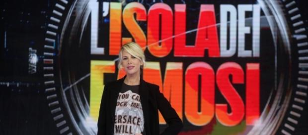 Novella 2000 svela il cast dell'Isola dei famosi? Novella 2000 svela il cast dell'Isola dei famosi?