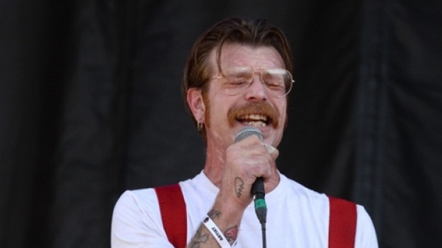 Jesse Hughes in azione durante un concerto