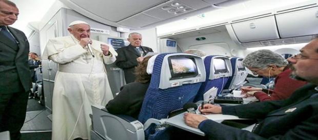 Papa Francisco fala com jornalistas em voo Papa Francisco fala com jornalistas em voo