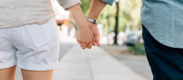 Foto: Casal de mãos dadas por Pixabay Foto: Casal de mãos dadas por Pixabay