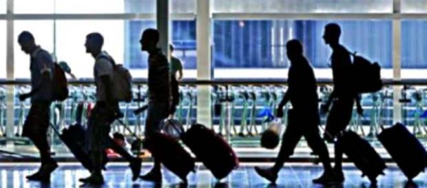 Jóvenes a punto de partir de su país Jóvenes a punto de partir de su país