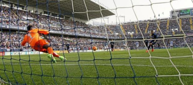 Parada de Kamení en un penalti a favor del Madrid. Parada de Kamení en un penalti a favor del Madrid.